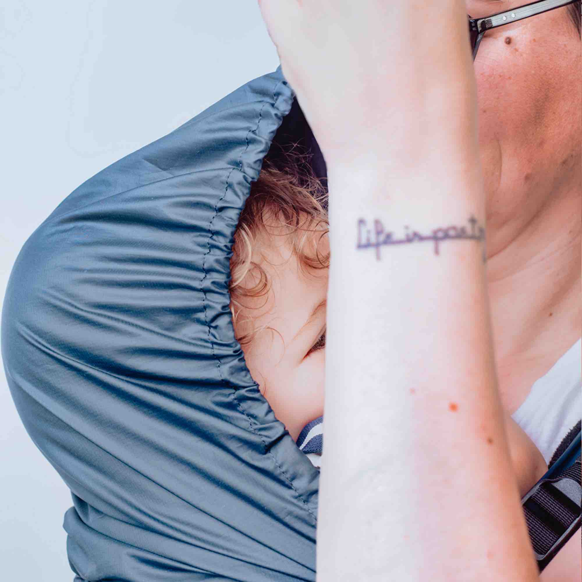 Porte bébé-Onsen-noir et bleu-MEROMERO_7