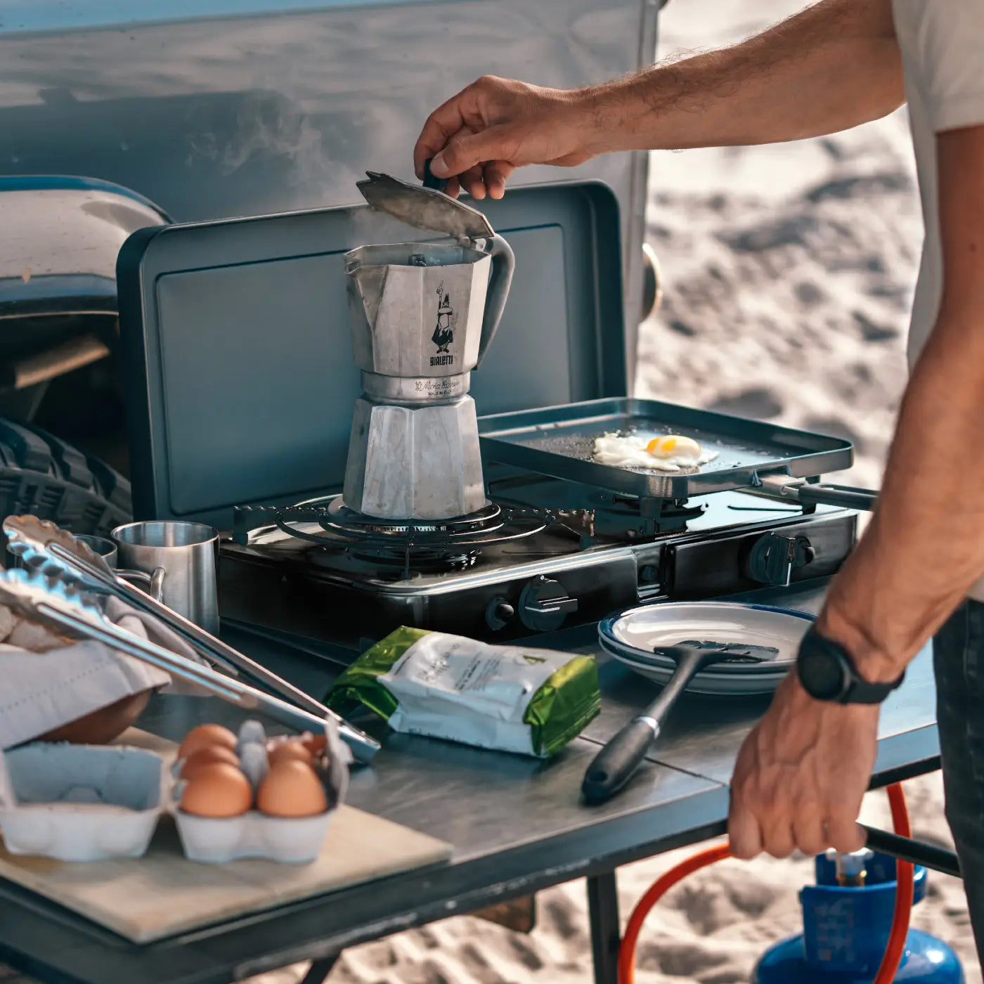 Casambu Cadac Rechaud 2Cook3Pro Deluxe en situation petit déjeuner