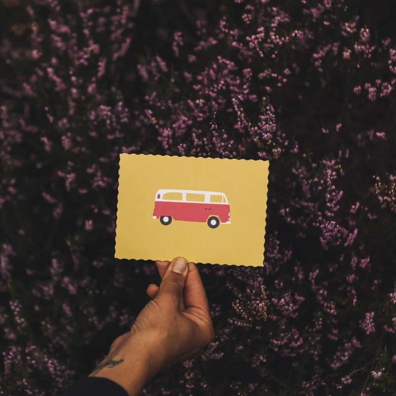 Roadtyping_carte_postale_van_rouge_1