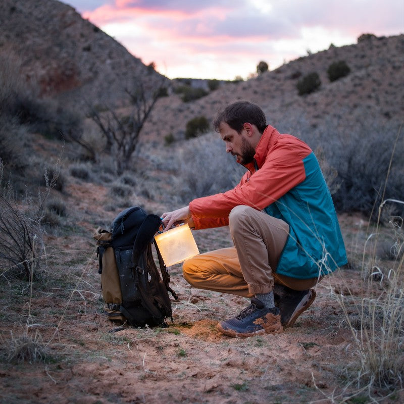 Lampe solaire gonflable avec station de recharge USB-Luci Base Light-blanc et gris-MPOWERD_4